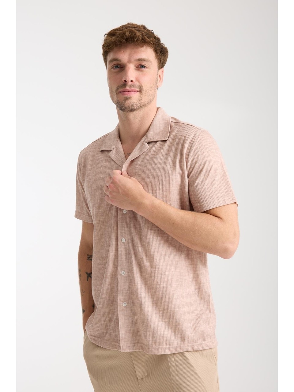 Bej Erkek Kısa Kollu Yazlık Gömlek – Düğmeli, Açık Yaka, Rahat Kalıp